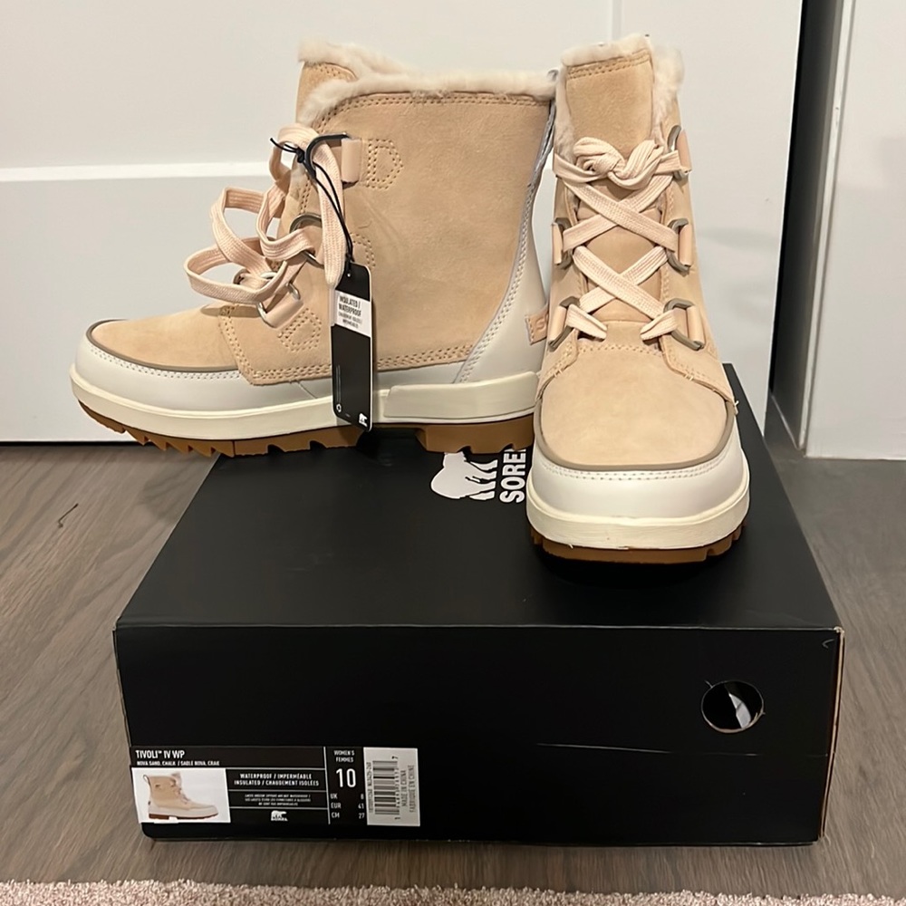 BNWT Tivoli IV WP sorel boots